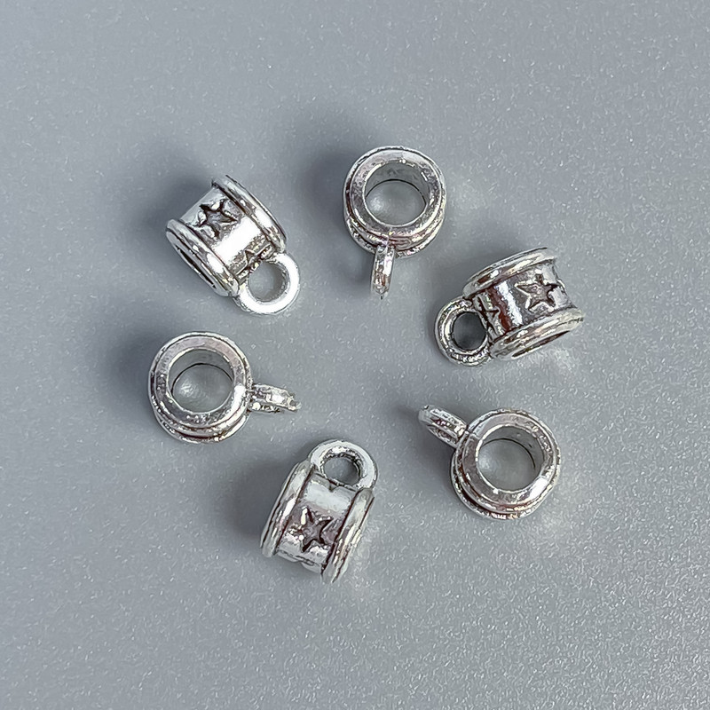 Zawieszka bail w kolorze srebra, rozmiar 8×5×6 mm ±, otwory: 3 mm i 2 mm ±, opakowanie 20 g (~54 szt.)