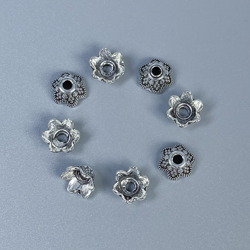 Końcówka czapeczki do koralików, kolor metalu srebrny, d8×4, 5×1 mm ± otwór, średnica 2 mm ± opakowanie 32 szt.