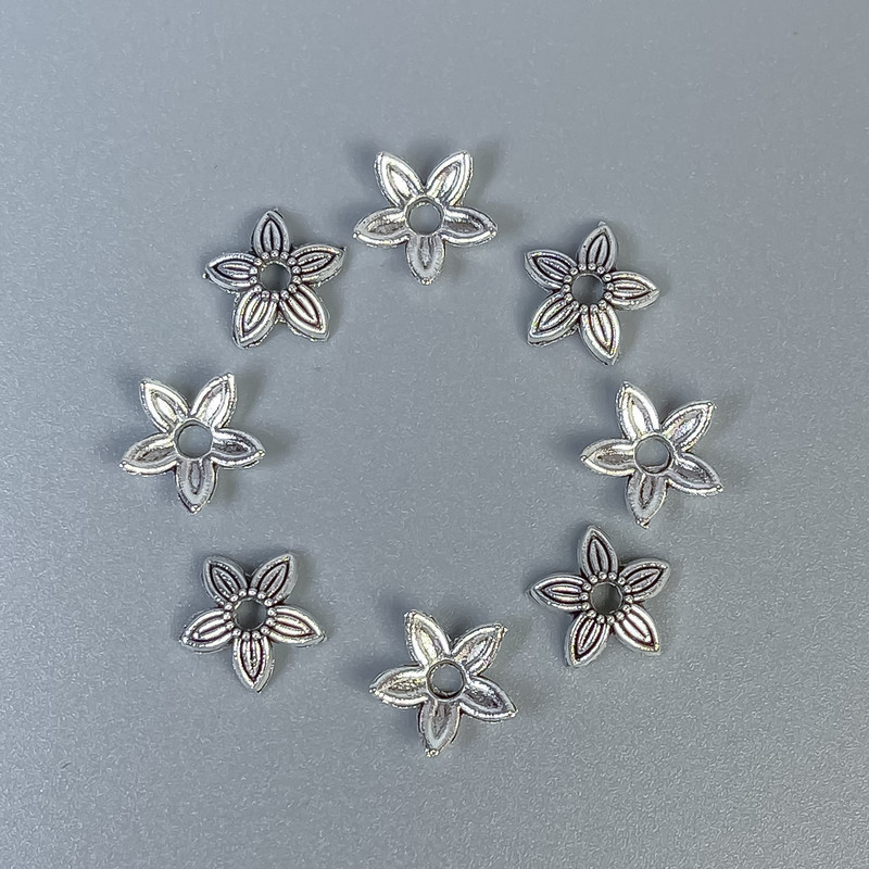 Czapeczka do koralików w kolorze srebrnym, średnica 8×1 mm ± otwór, średnica 1,8 mm ± opakowanie 20 g (~100 szt.)