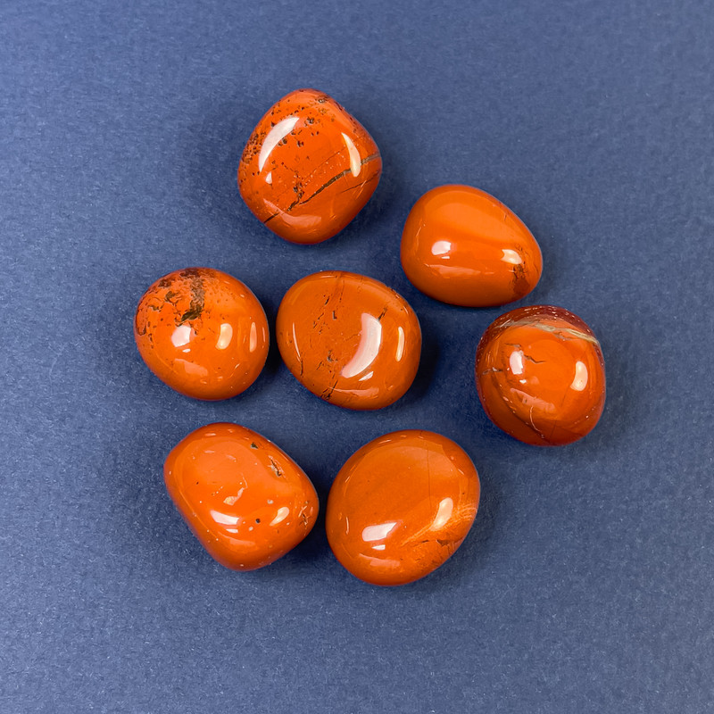 Pamiątkowy naturalny kamień – jaspis czerwony, gładzony, rozmiar 14–16 mm (+-), waga 6–8 g, za sztukę (cena za 100 g)