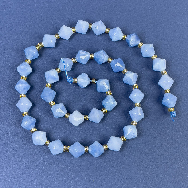 Koraliki akwamarynu fasetowane w romby 8x8 mm ± z koralikami na nitce, długość 37 cm ±