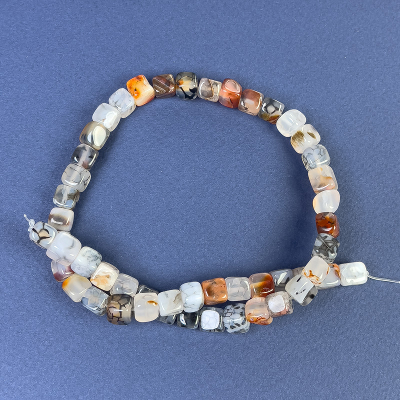 Koraliki agat żyły smoka, kostka 7×7 mm, na nici, długość 37 cm+