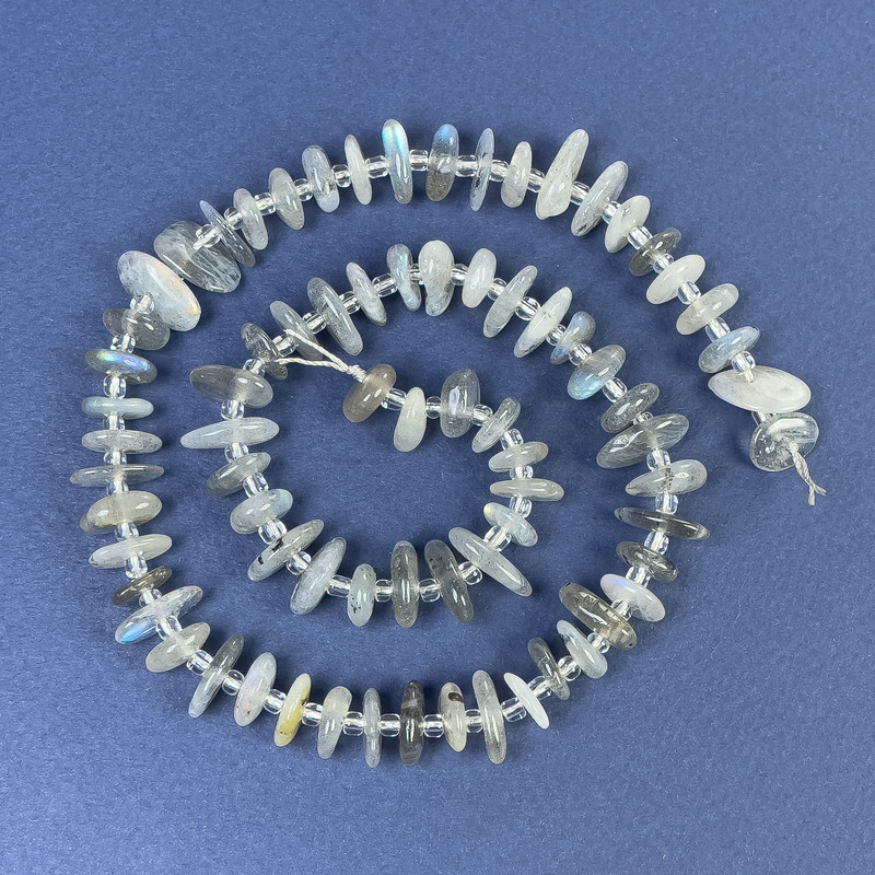 Koraliki z labradorytu – drobiny 9–12×3 mm, nawleczone na nić, długość około 40 cm