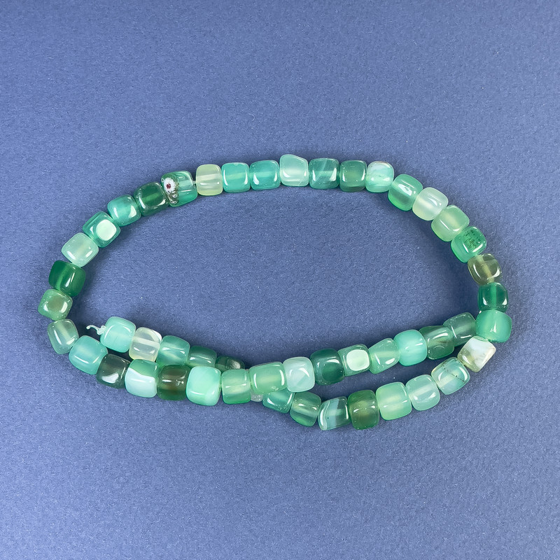 Koraliki agat kwadratowe 7x7 mm na nici