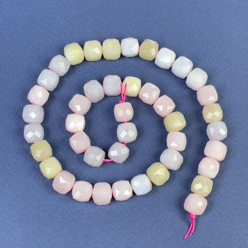 Koraliki morganitu fasetowane w kształcie sześcianów 9×9 mm ± na nici, długość 38 cm+