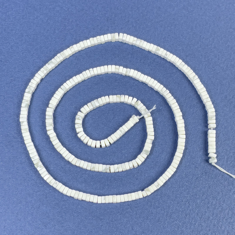 Koraliki z kaholonu: kwadratowy rondel 2,5×1 mm, na nitkę, długość 39 cm