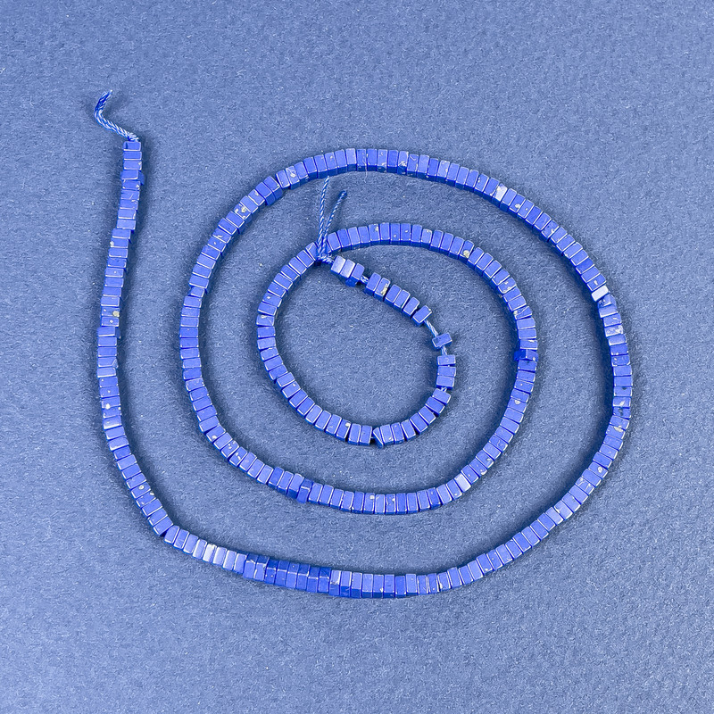 Koraliki z lazurytu w kształcie kwadratowych rondeli 2,5×1 mm – na nitkę, długość 39 cm+