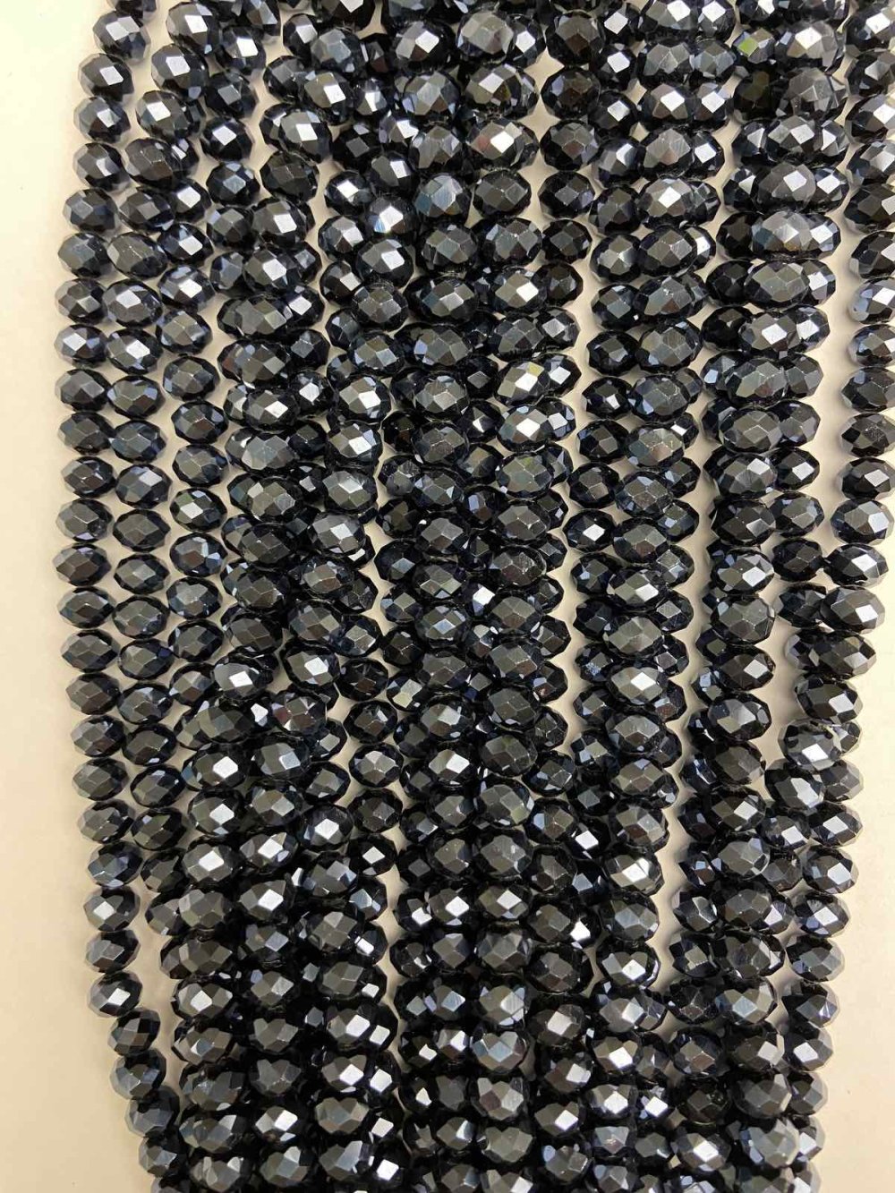 Koraliki czeskiego kryształu na żyłce, czarne matowe, fasetowane rondle, średnica 8x6 mm, długość 40 cm