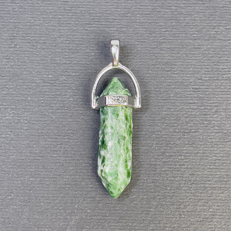 Wisiorek z agat mechowego w formie sześciokątnego kryształu, kula 8×31×41 mm+