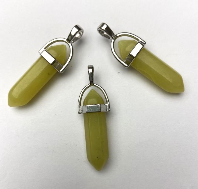 Wisiorek z jadeitu w formie sześciokątanego kryształu z kuleczką 8×31×41 mm+