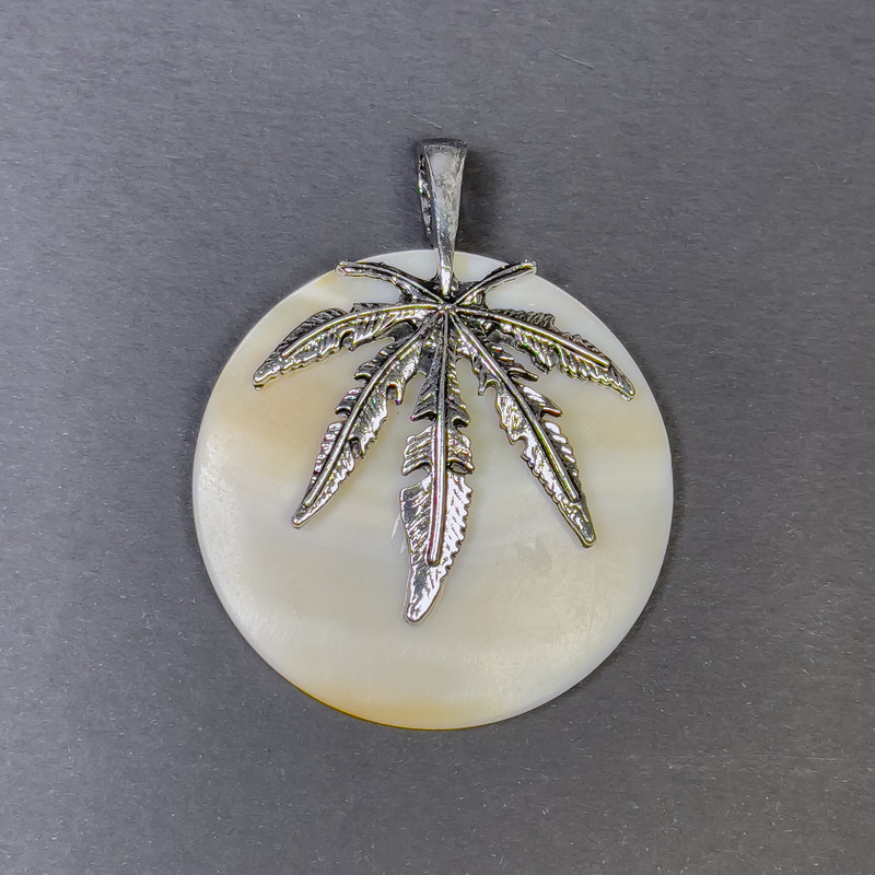 Wisiorek z masy perłowej w srebrzystym metalu 62×50 mm+