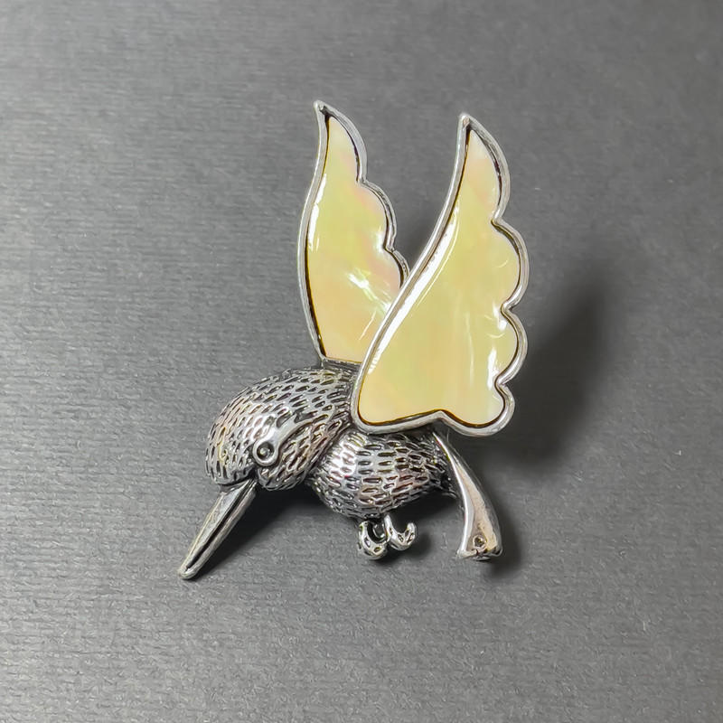 Broszka-wisiorek Koliber z perłowym połyskiem, metal srebrzysty 48×30 mm+