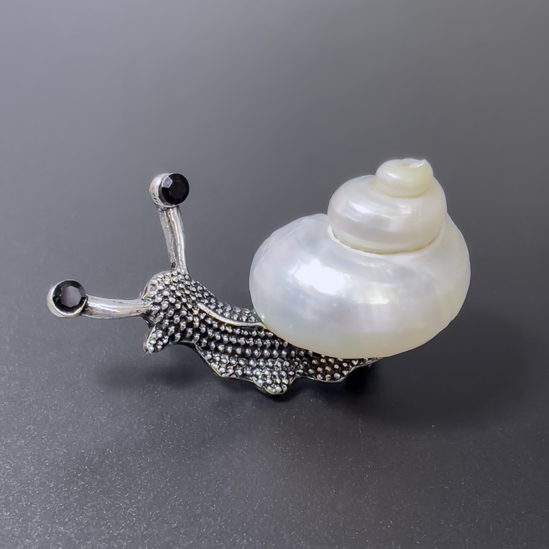 Broszka-wisiorek «Ślimak» w kolorze perłowym, metal srebrzysty, 53×26 mm ± czarne kryształy