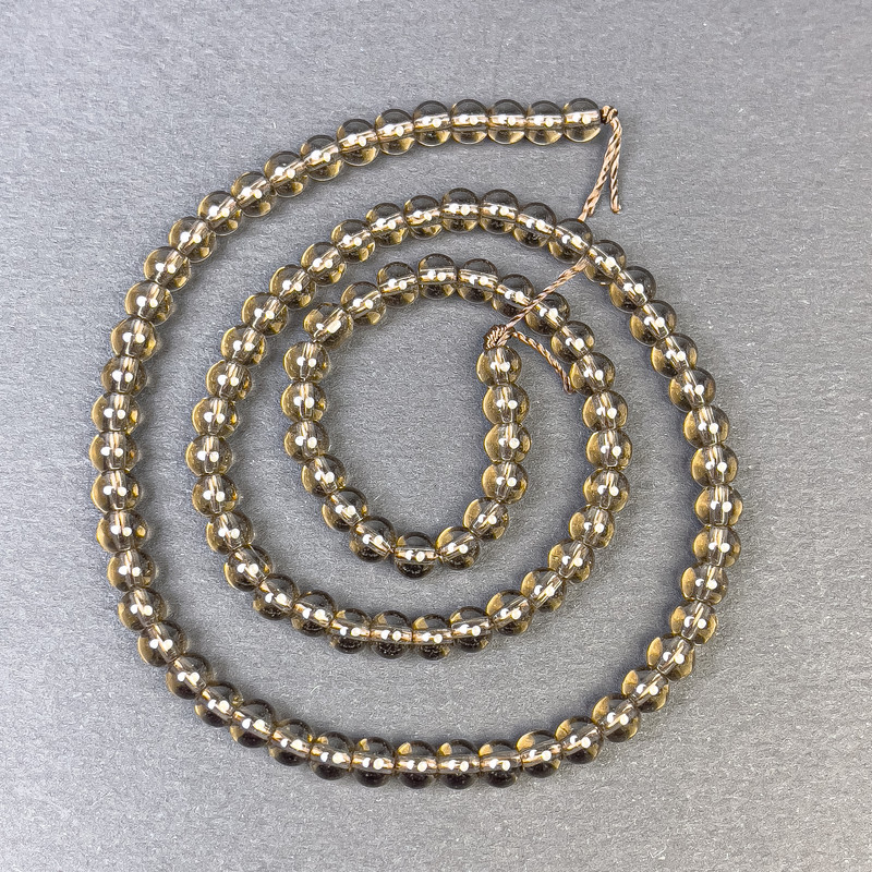 Koraliki topazu dymnego, gładkie kuleczki 4–5 mm, na nici, długość 37 cm