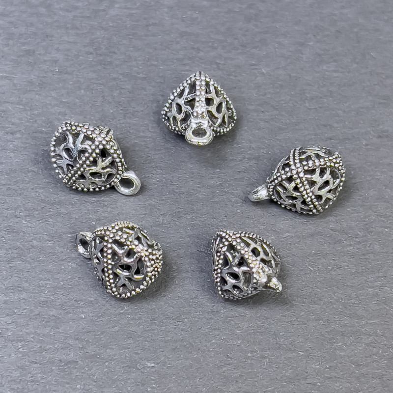 Zawieszka trójkątna, kolor srebrny, średnica 8×11 mm, opakowanie 5 szt.