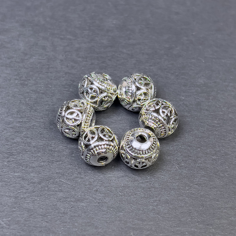 Koralik-wstawka o kolorze srebrzystym, wymiary 8×8,5 mm, otwór około 2 mm, opakowanie 6 szt.