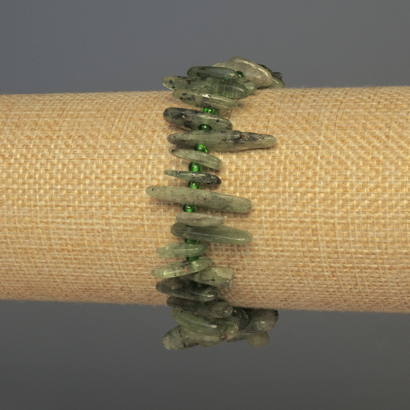 Bransoletka z kianitu – drobne igiełki, średnica 10–20 × 3–5 mm ± z biserem, długość 18 cm ± elastyczna