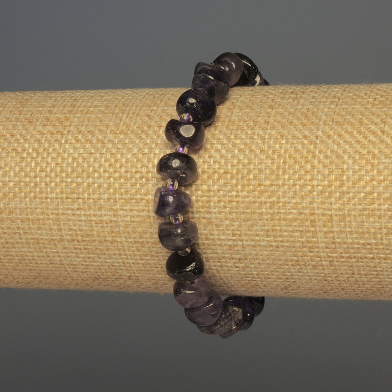 Bransoletka z ametystu fasetowanego, średnica 9×5 mm +/- z koralikami o średnicy 3 mm +/-; długość 18 cm +/- elastyczna