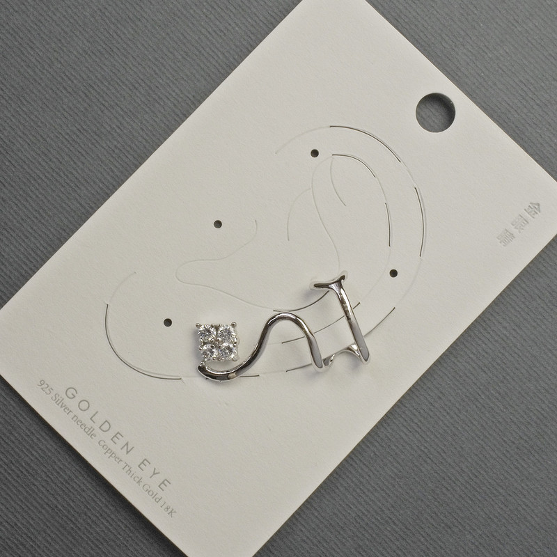 Kolczyk kaf na uszko ze srebrzystego metalu 16×28 mm ± białe cyrkonie