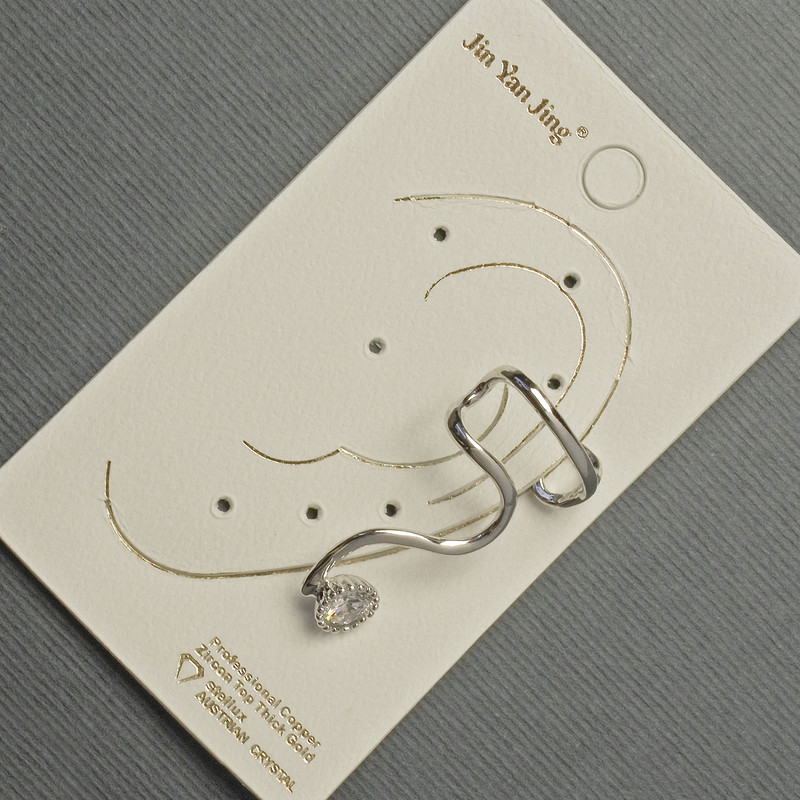 Kolczyk na uszko ze srebrzystego metalu o wymiarach 16×28 mm ± biały kryształ