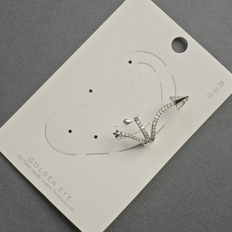 Kolczyk kafowy do ucha ze srebrzystego metalu, długość ok. 35 mm, ± białe kryształy