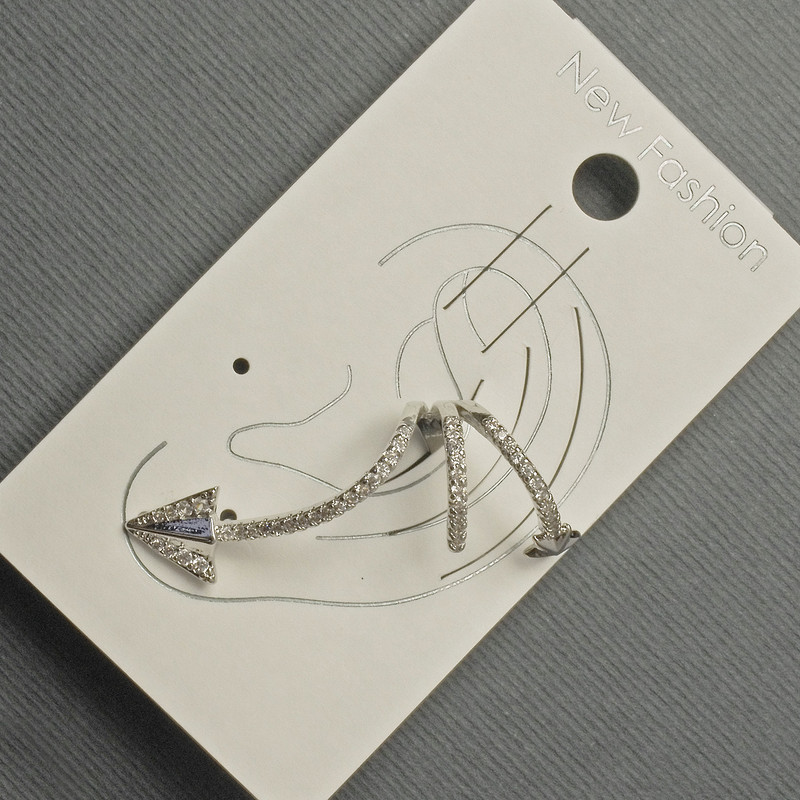 Kolczyk kaf na ucho ze srebrzystego metalu, 15×35 mm, białe cyrkonie