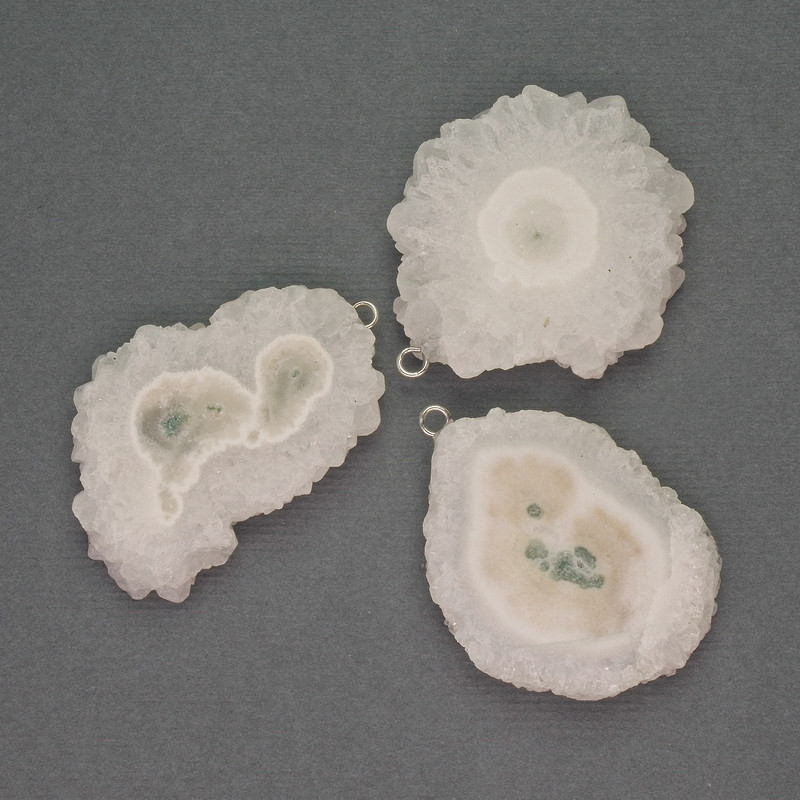 Zawieszka z agatu z druzy, przekrój 29×34 mm, długość 37 mm ±, metal srebrzysty