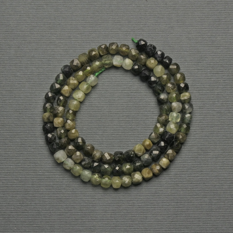Koraliki grossular zielony granat, fasetowane kostki, średnica 4 mm ±, na nitce, długość 39 cm+