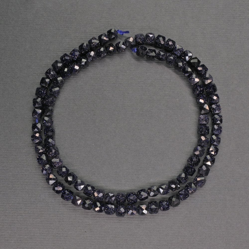 Koraliki z syntetycznego kamienia awenturyt – niebieski piasek, fasetowane kostki, średnica 4 mm ±, długość 39 cm ±