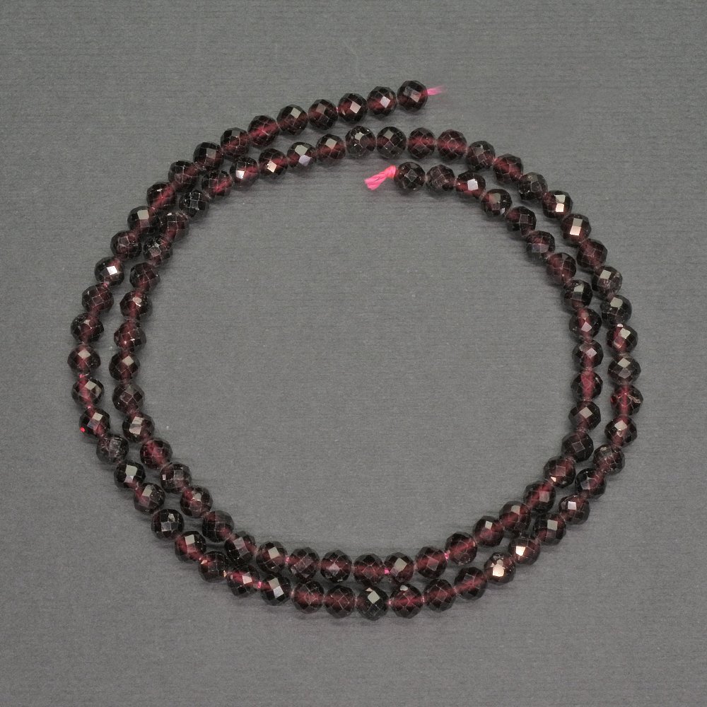 Koraliki z granatu, fasetowana kula, średnica ok. 4 mm, długość 39 cm