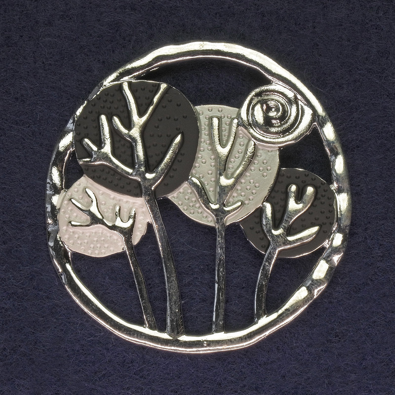 Broszka do chust, swetrów, płaszczy i torebek ze srebrzystego metalu na magnesie, średnica 52 mm +