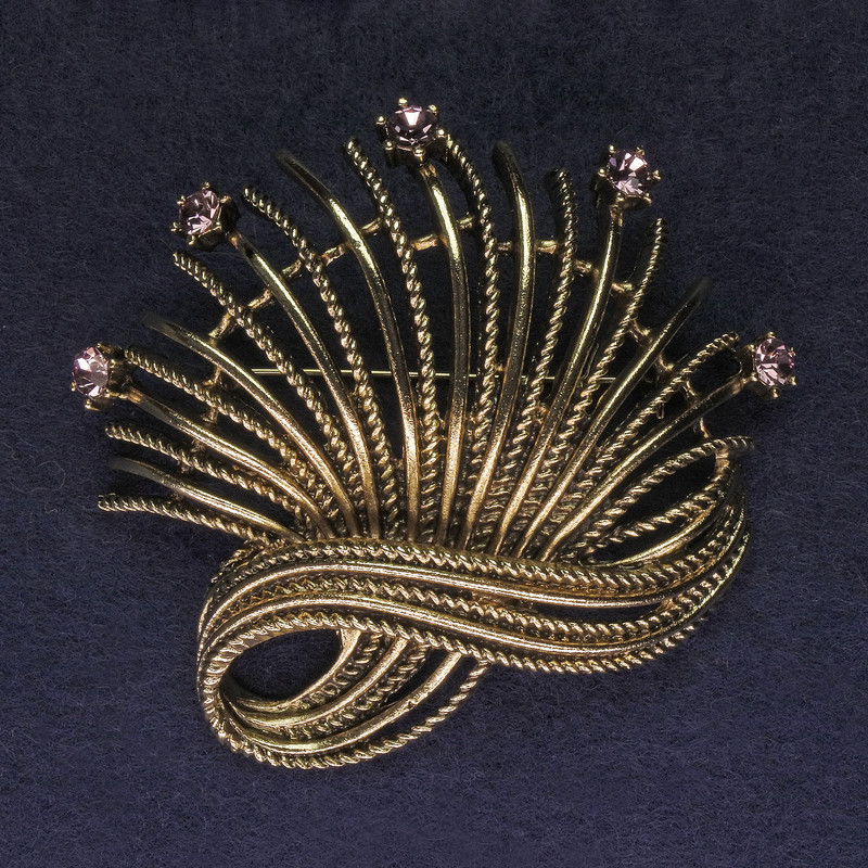 Broszka Akcent – różowe cyrkonie, złoty metal 67×63 mm