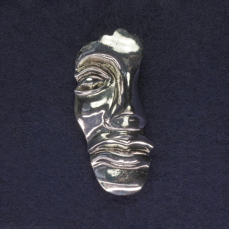 Broszka Akcent Osoba kolor matowe srebro 55×24 mm +- srebrzysty metal