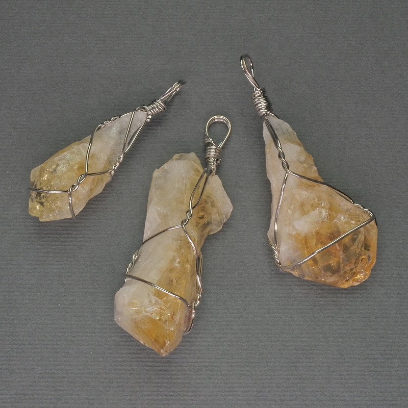 Wisiorek z nieoszlifowanego cytrynu w oplocie 60 × 40 × 18 mm +/- rozmiar