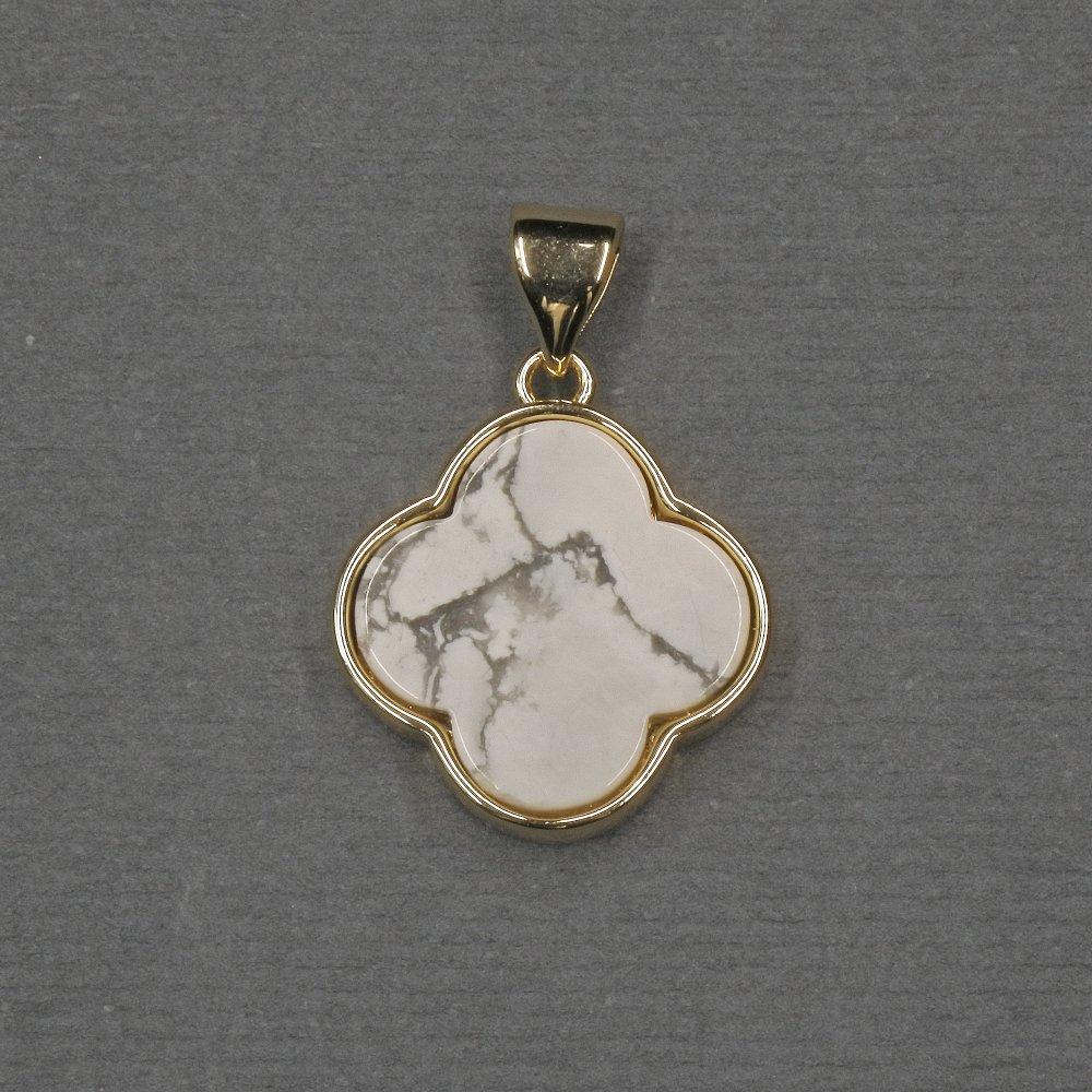 Wisiorek koniczyna z wstawką z naturalnego kaolinitu 16×18×4 mm, złoty metal