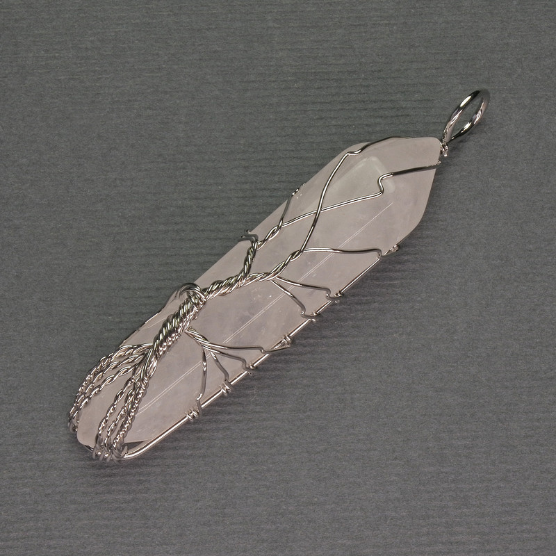 Wisiorek z górskiego kryształu, sześciokątny kryształ 12×50×57 mm, w srebrzystym oplocie