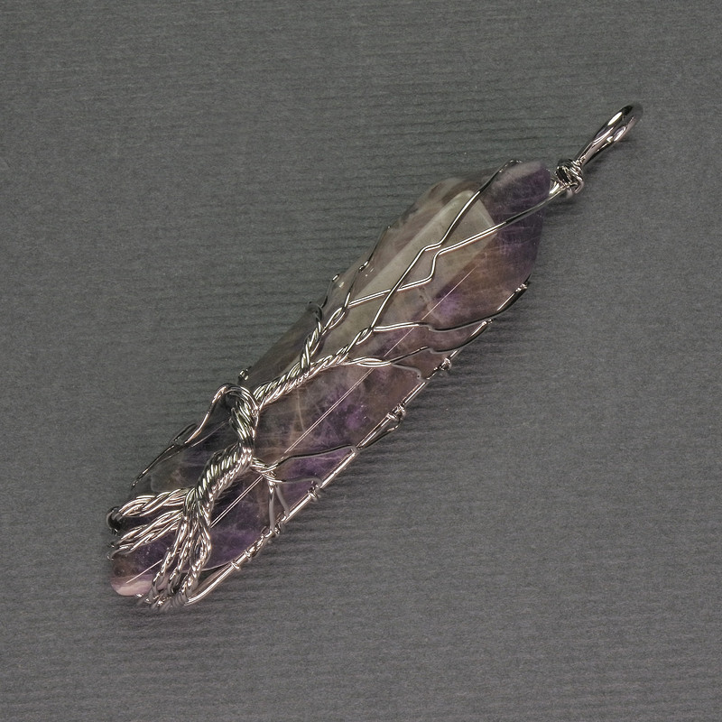 Wisiorek z ametystu w formie sześciokątnego kryształu, 12×50×57 mm, ± w srebrnym opleceniu