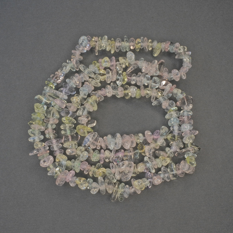 Koraliki z asortymentu na nici, drobne, średnica 6–10×2–4 mm, długość ok. 80 cm