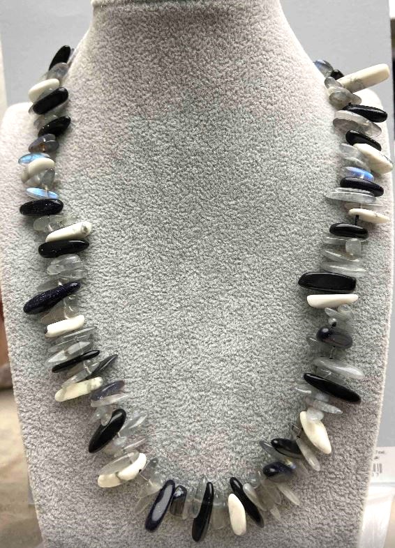 Naszyjnik „Asorty drobinki igieł”, średnica 12–18×2–4 mm, długość 49 cm, z zapięciem srebrzystym