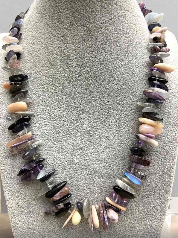 Naszyjnik Asorty drobina igły, średnica 12–18×2–4 mm ±, długość około 48 cm, z zapięciem ze srebrzystego metalu