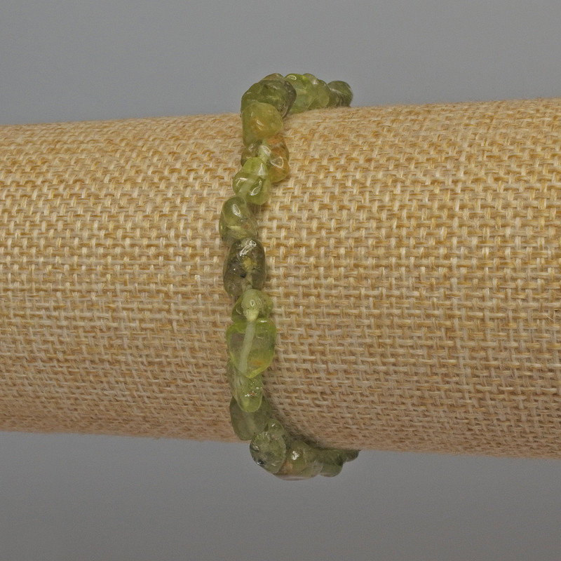 Bransoletka z drobin chryzolitu, średnica 6–8×6 mm ±, długość 18 cm ±, na elastycznej gumce