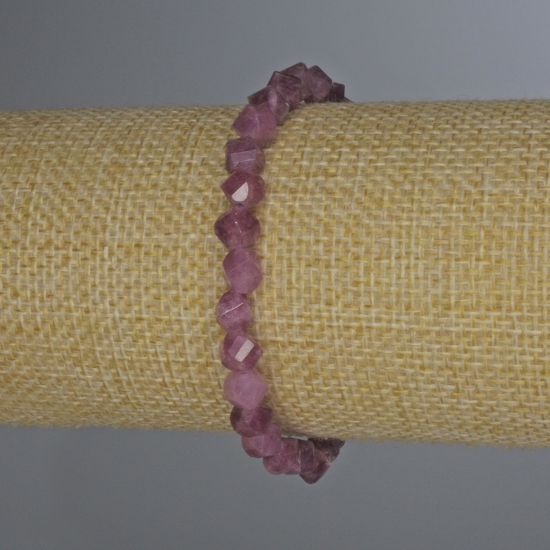 Bransoletka z turmalinu rubelitowego, fasetowane romby, średnica około 6×5 mm, długość 18 cm, na elastycznej bazie