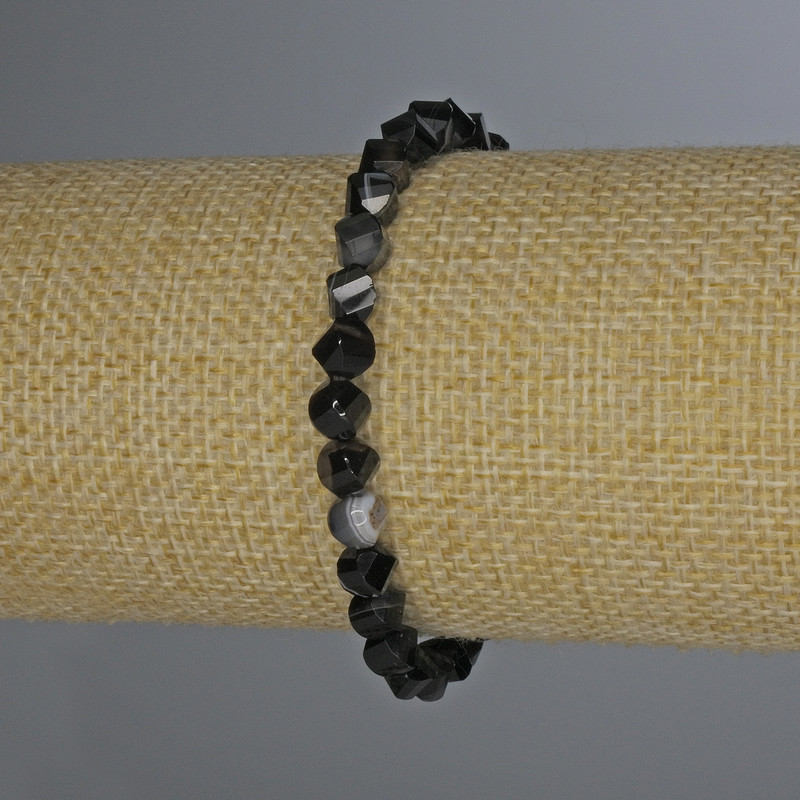 Bransoletka z agatu fasetowanego w romby, średnica około 6×5 mm, długość około 18 cm, elastyczna