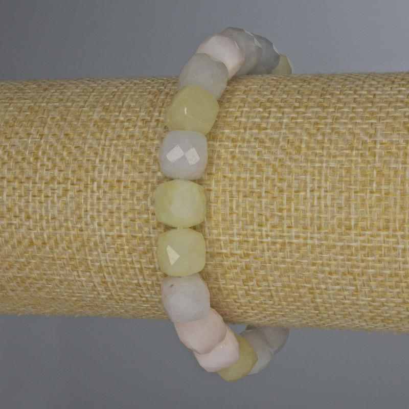 Bransoletka z morganitu w formie szlifowanych kubików, o wymiarach 9×9 mm, długość 18 cm, elastyczna