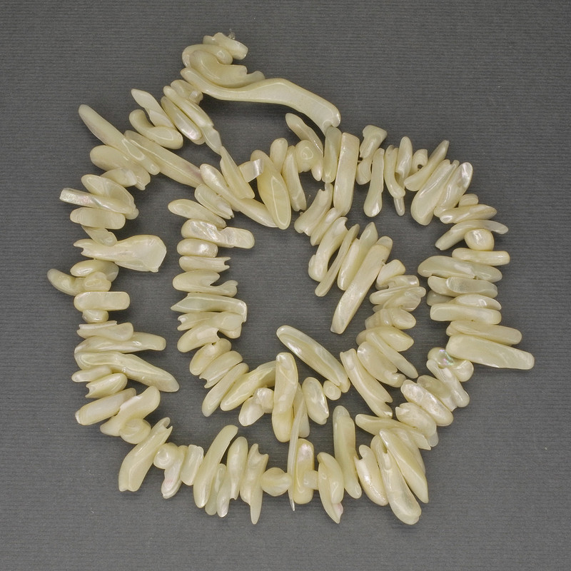 Koraliki perłowe w formie igieł, średnica 11–25 × 2,5 mm, długość 40 cm na nici