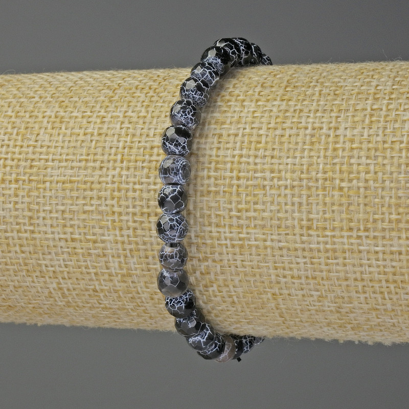 Bransoletka z czarnego ognistego agatu – fasetowana kula, średnica ok. 6 mm, długość ok. 18 cm, na elastycznej gumce