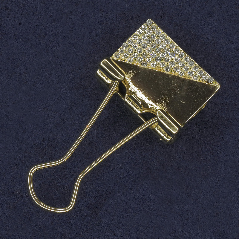 Broszka-zacisk z białymi kryształami, metal złocisty 21×46 mm+