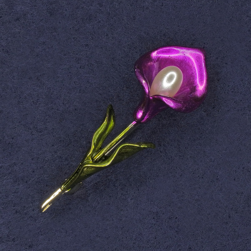 Broszka Kala z różową perłą i zieloną emalią, metal złocisty 17×54 mm+