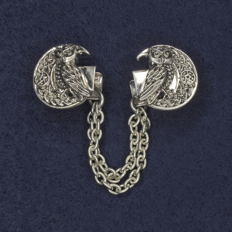 Broszka do kardiganów ze srebrzystego metalu, średnica około 20 mm, długość łańcuszka około 9 cm