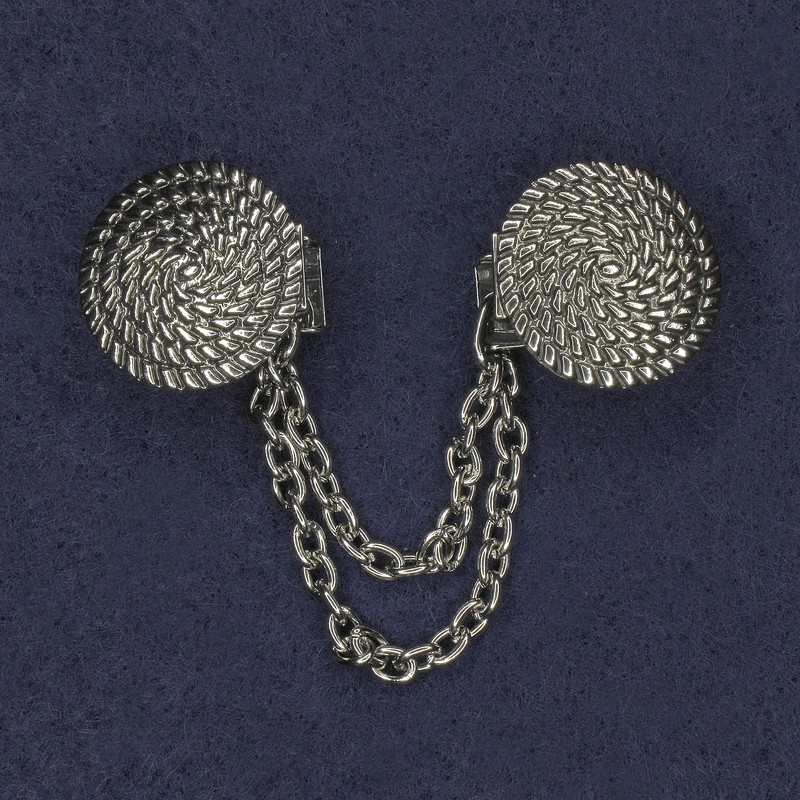 Broszka do kardiganów ze srebrzystego metalu, średnica 20 mm ±, długość 9 cm+